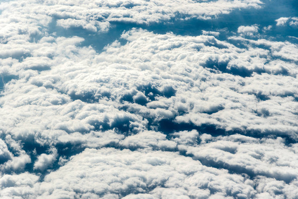 Top view of white clouds above the ground or water - Foto, Bild