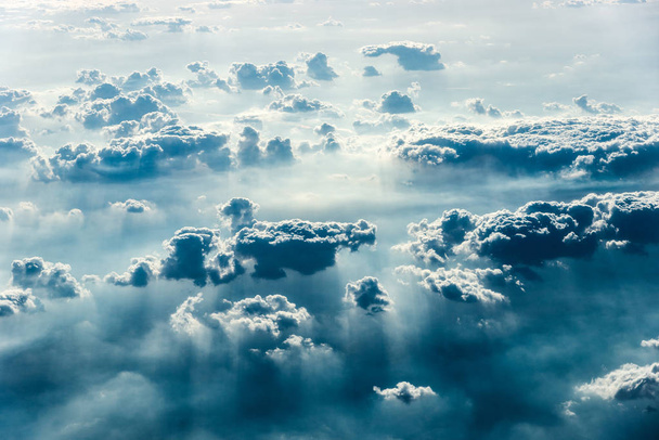 地面または水の上の白い雲の上から見る - 写真・画像