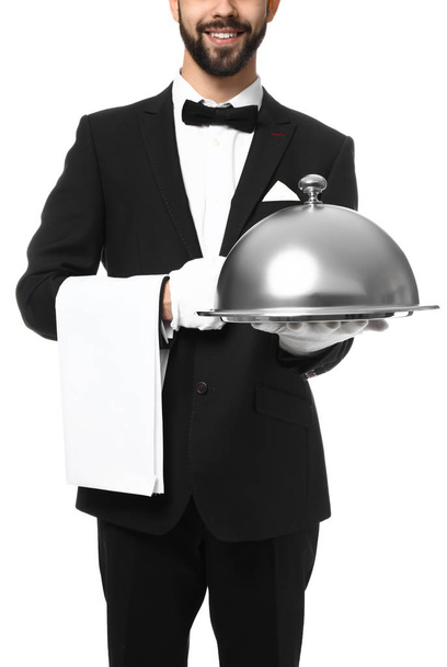 Camarero con bandeja y cloche sobre fondo blanco
 - Foto, Imagen