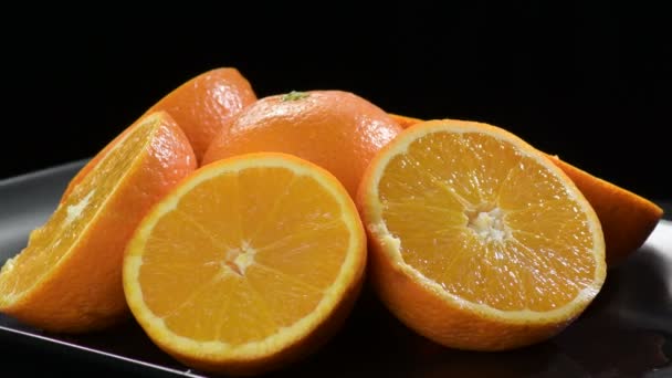 Pomeranče přeříznuté na půl otáčení - Záběry, video