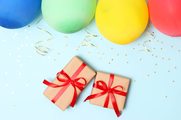 balões, presentes e confetes vista superior. Celebração, entrega, aniversário. flatlay
 - Foto, Imagem