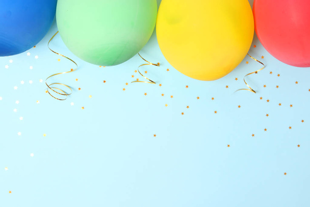 palloncini, nastri e coriandoli su sfondo colorato vista dall'alto. Celebrazione
 - Foto, immagini