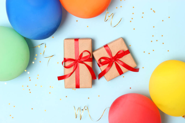 globos, regalos y confeti vista superior. Celebración, entrega, cumpleaños. flatlay
 - Foto, Imagen
