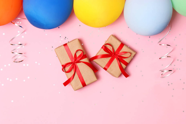 globos, regalos y confeti vista superior. Celebración, entrega, cumpleaños. flatlay
 - Foto, imagen
