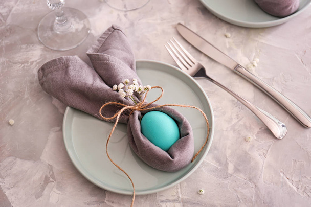 Tischdekoration für die Osterfeier auf grauem Hintergrund - Foto, Bild