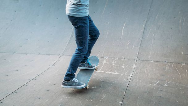 urban skater practice man skateboard park ramp - Foto, Bild