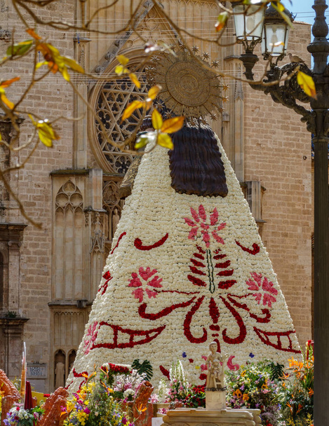 Rear view of las fallas virgin built with flowers, Валенсия
 - Фото, изображение