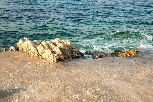 Wet rocks and the sea in the sunlight - Foto, imagen