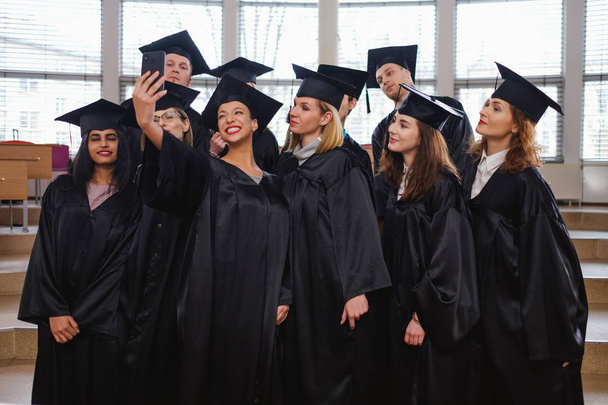 Groupe multi-ethnique d'étudiants diplômés prenant selfie
 - Photo, image