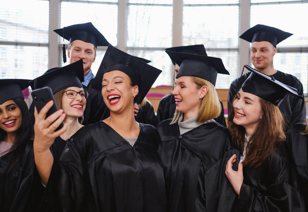 Grupo multiétnico de estudiantes graduados tomando selfie
 - Foto, Imagen