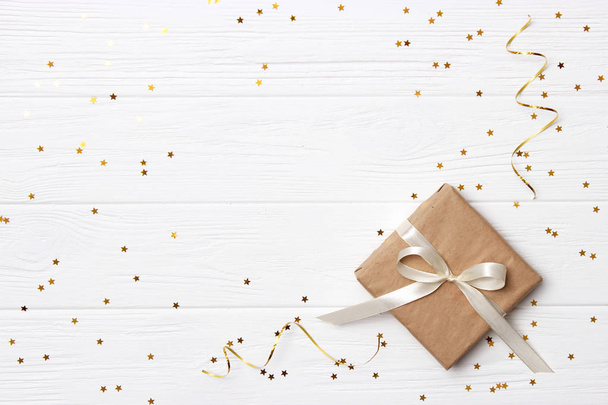 ajándék és csillogás konfetti egy színes háttér felülnézet. minimalizmus, lapos fekvés  - Fotó, kép