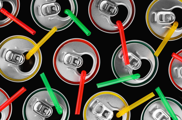 vista superior de latas de aluminio con pajitas de colores y colorido stro
 - Foto, imagen