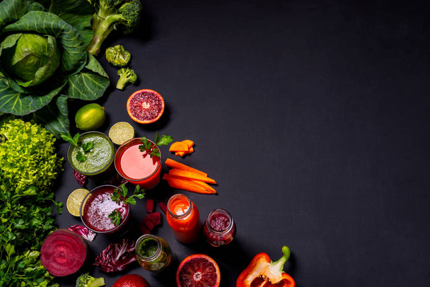 Diverse bevande vegane sane con frutta e verdura sullo sfondo di legno nero. Posa piatta
 - Foto, immagini