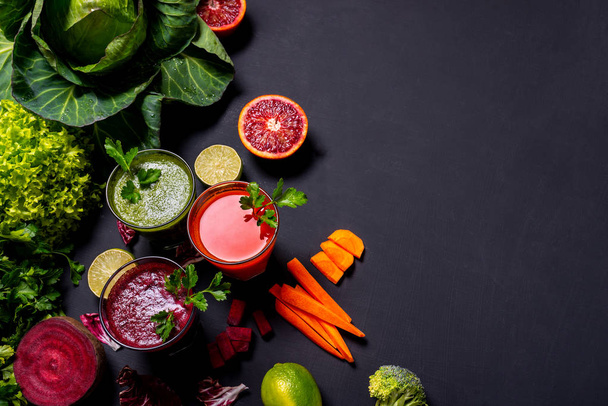 黒の木製の背景で果物と野菜と飲み物は異なる健全な菜食主義者。フラットを置く - 写真・画像