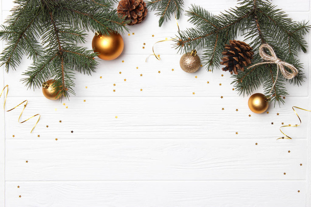 Новогодние или рождественские аксессуары на деревянном фоне сверху. Праздник, Новый год, Рождество, Дарите подарки. Флэтли - Фото, изображение
