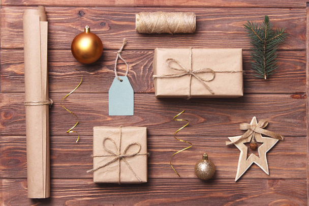 Новогодние или рождественские аксессуары на деревянном фоне сверху. Праздник, Новый год, Рождество, Дарите подарки. Флэтли - Фото, изображение