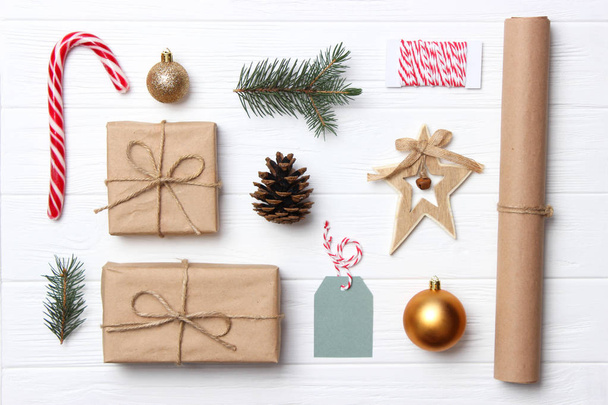 Nový rok nebo vánoční doplňky na dřevěném pozadí horní pohled. Dovolená, Nový rok, Vánoce, dávat dárky. Flatlay - Fotografie, Obrázek