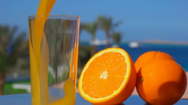 Chutný pomerančový džus nalije do skleničky - Záběry, video