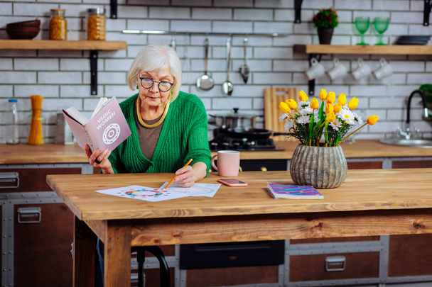 Preprocesamiento anciana dama dibujo cartas védicas con lápiz
 - Foto, imagen