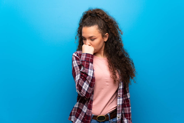 Dospívající dívka nad modrou zeď pochybnosti - Fotografie, Obrázek