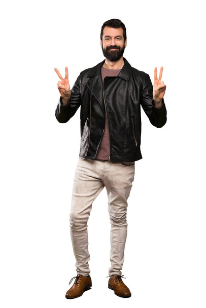 schöner Mann mit Bart zeigt Siegeszeichen mit beiden Händen über isoliertem weißem Hintergrund - Foto, Bild
