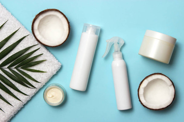 tropisches Blatt, kosmetische Pflegeprodukte und Kokosnuss. Haar-, Haut- oder Körperprodukte. Flatlay - Foto, Bild