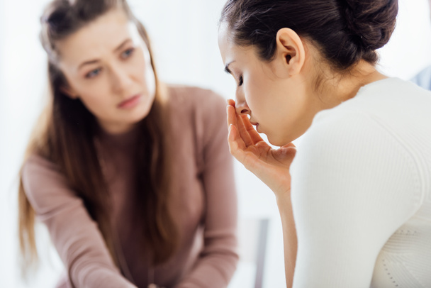 Valikoiva painopiste naisen itku aikana hoidon istunto
 - Valokuva, kuva