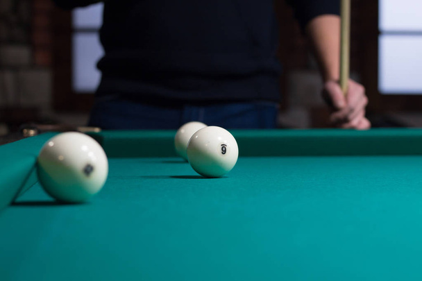 Russian billiards white balls on game table cloth and player - Foto, Bild