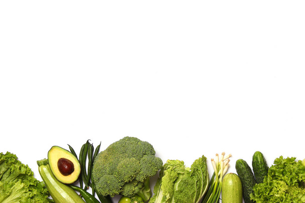 conjunto de verduras frescas aisladas sobre fondo blanco. Alimentación saludable, dieta, veganismo. - Foto, imagen