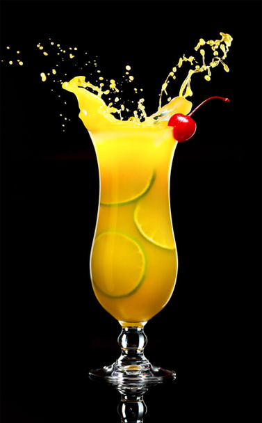 Cocktail d'orange avec éclaboussure de jus isolé sur blanc
 - Photo, image
