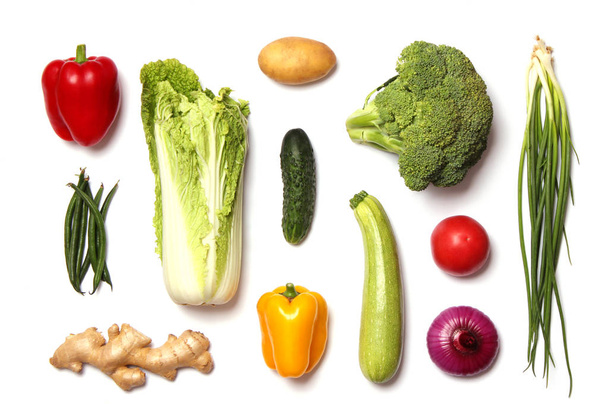 zestaw świeżych warzyw izolowanych na białym tle. Zdrowe odżywianie, dieta, weganizm. - Zdjęcie, obraz