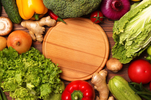 Diferentes verduras frescas en una mesa de madera vista superior. Alimentación adecuada y saludable, dieta, vegetariana. Cocina, platos vegetales. lecho plano - Foto, Imagen