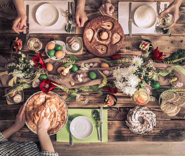 お祝いテーブルで仲間や家族の家のお祝い - 写真・画像