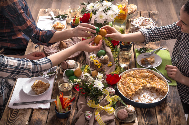 Главная Праздничные друзья или семья за праздничным столом
 - Фото, изображение