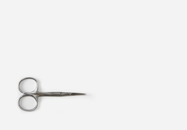 metallinen hopea manikyyri terävät sakset valkoisella pohjalla
 - Valokuva, kuva
