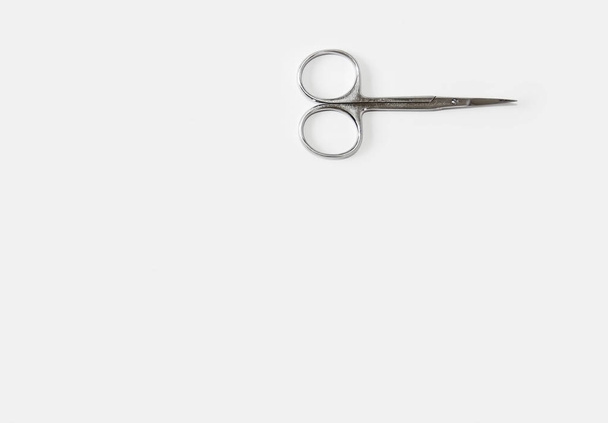 metaliczny srebrny manicure ostre nożyczki na białym tle - Zdjęcie, obraz