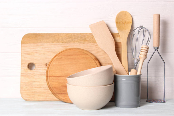 conjunto de utensilios de cocina sobre fondo de madera. Aparatos de cocina. - Foto, imagen