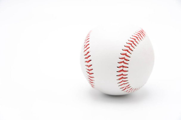 Baseball na białym tle i czerwone szwy baseba - Zdjęcie, obraz