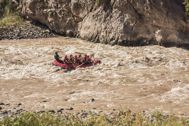 Rafting em uma torrente criada pelas águas de fusão das neves andinas
 - Foto, Imagem