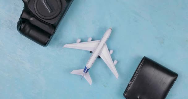 Toy vliegtuig, camera en portemonnee klaar voor de reis - Video