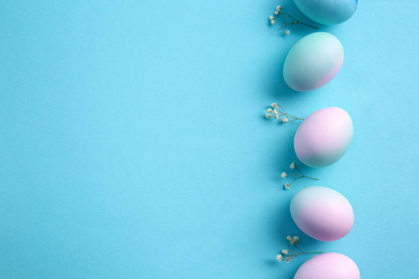 Beautiful Easter eggs on color background - Foto, afbeelding