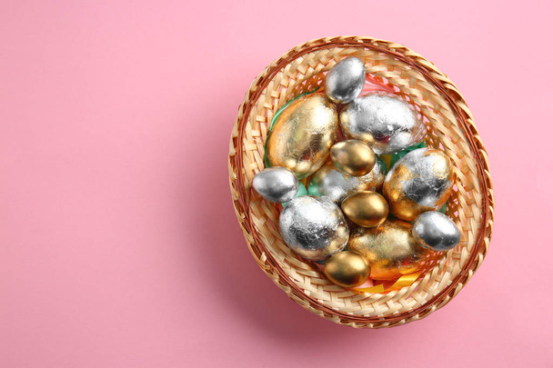 Proutěný podnos s krásnou velikonoční vejce na barvu pozadí - Fotografie, Obrázek
