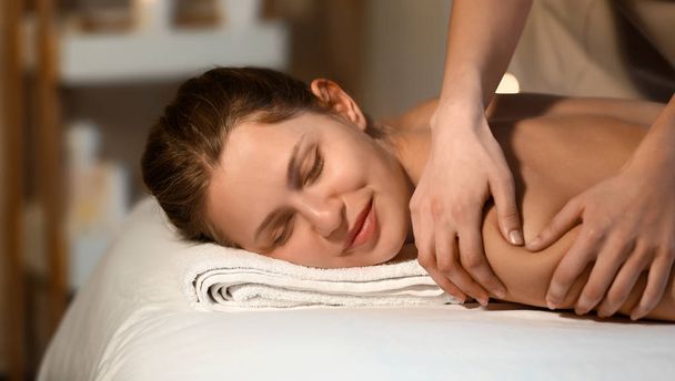 Güzellik salonunda masaj prosedürü geçiren genç kadın - Fotoğraf, Görsel