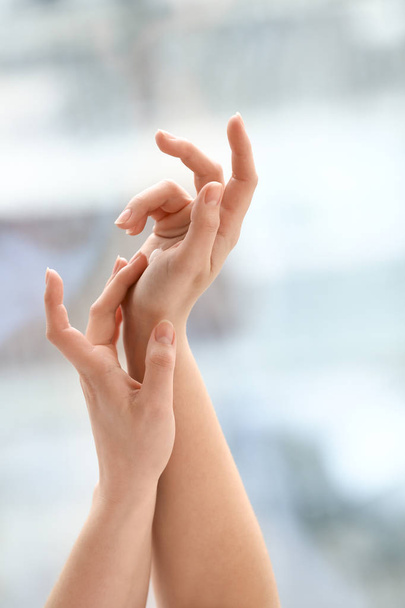 Руки молодої жінки, що наносить крем в домашніх умовах
 - Фото, зображення
