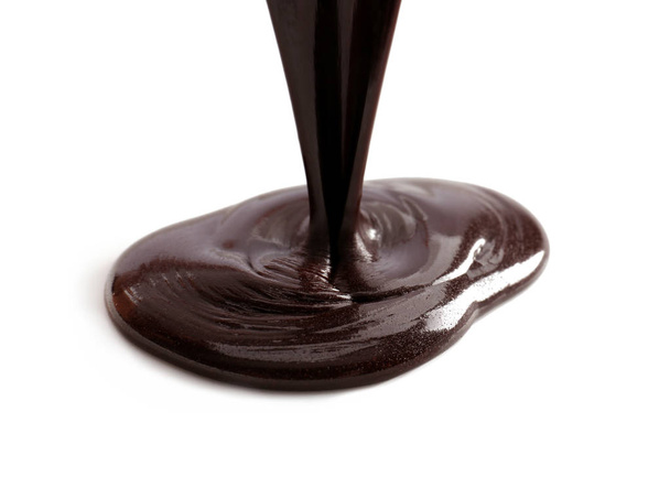 verser du chocolat fondu sur fond blanc - Photo, image