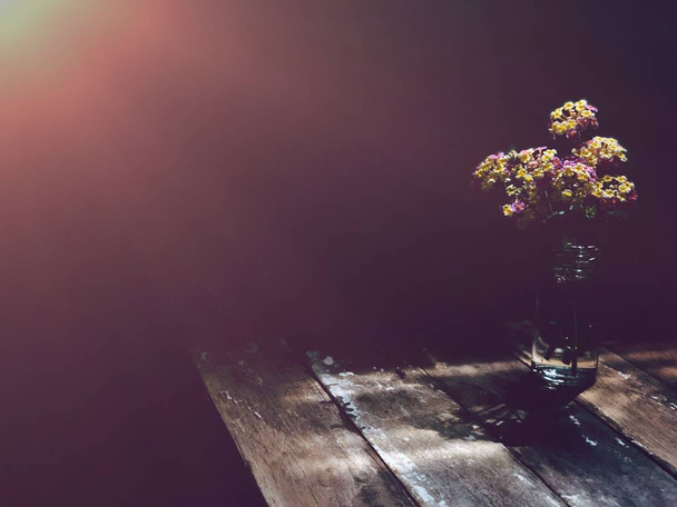ваза з букетом на сільському дерев'яний стіл у низьких (літо) - Фото, зображення
