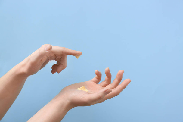Female hands with natural cream on color background - Fotografie, Obrázek