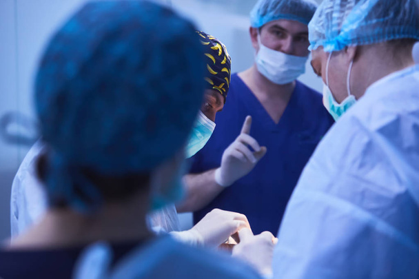 Chirurgiens sérieux lors d'une opération à l'hôpital. Processus croisé
 - Photo, image