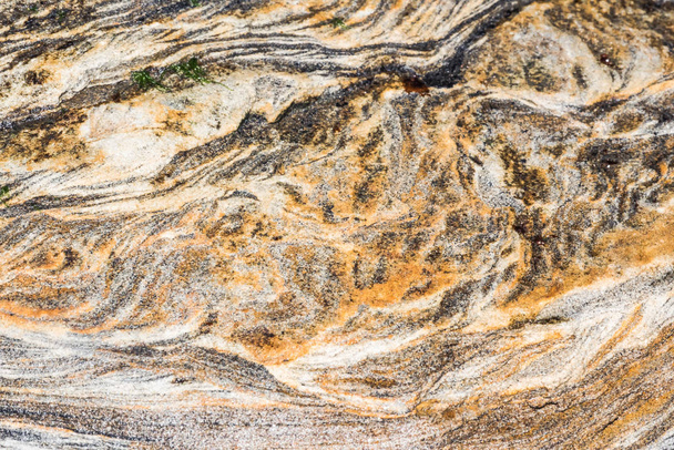 Roches sédimentaires - couches rocheuses colorées formées par le ciment
 - Photo, image