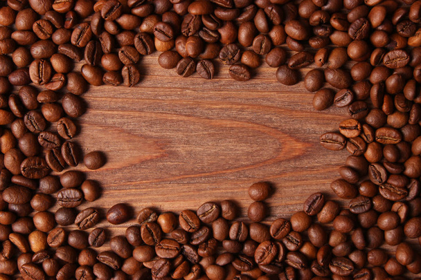 ziarna kawy na tle drewna. Kawa aromatyczna, napoje kawowe - Zdjęcie, obraz